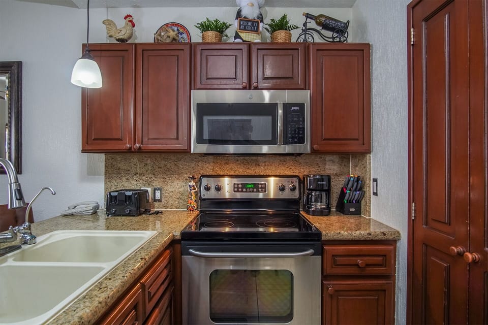 the complete kitchen with all appliances and dinnerware