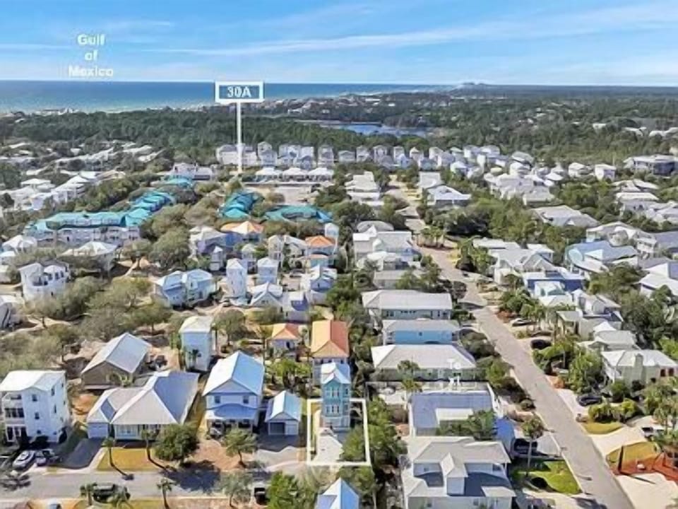Close beach and restaurant attractions from beach house location 