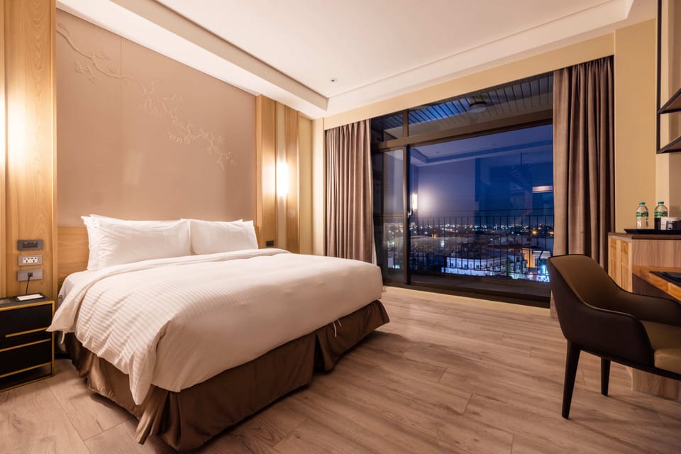 Elite Double Room | Premium bedding, down comforters, pillowtop beds, free minibar