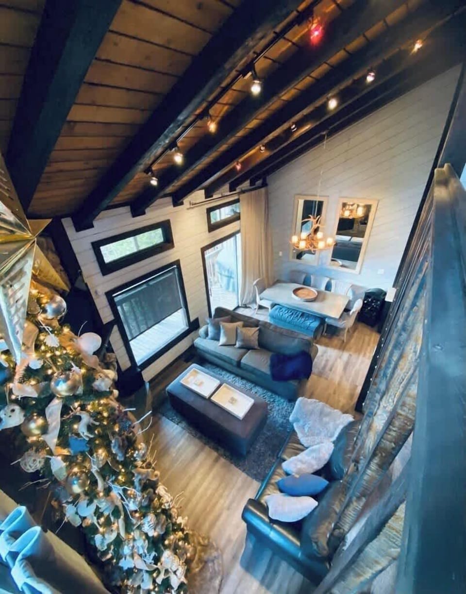 Step into this stunning living area where high ceilings and abundant natural light create a welcoming atmosphere. The beautifully decorated space invites you to unwind and make cherished memories with loved ones.