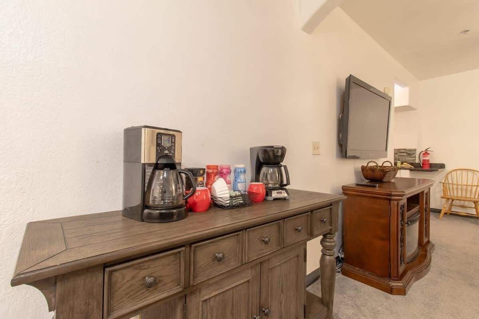 Start your day right with a freshly brewed coffee from the convenient coffee station. Equipped with all the essentials, it’s the perfect setup for enjoying a morning cup of joe before heading out to explore.