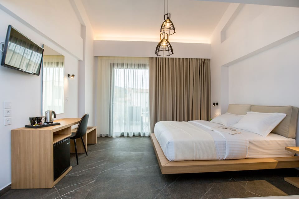 Suite | Minibar, desk, laptop workspace, soundproofing