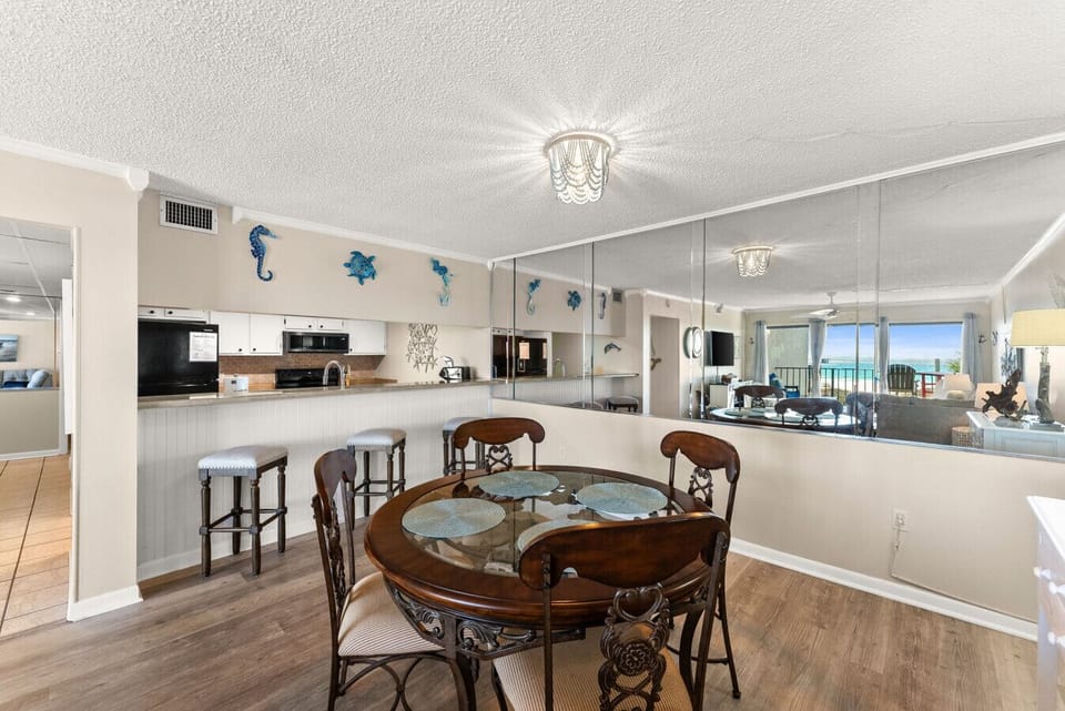Dining Area with Ocean Views and Seating for Four