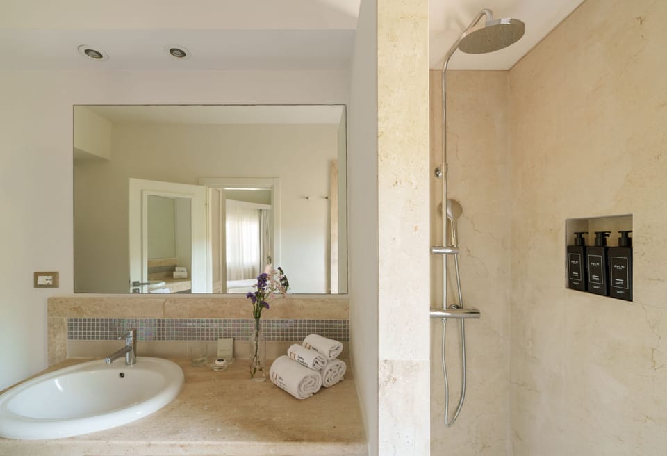 Family Classic Room | Bathroom | Free toiletries, hair dryer, bidet, towels