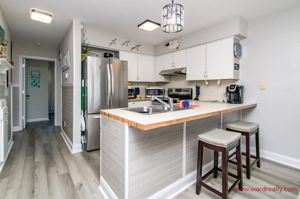 Kitchen with Eat-In Seating