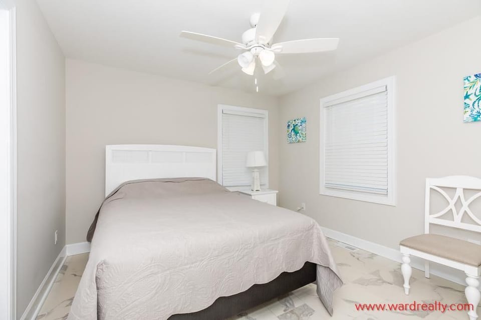 Apartment - Street-Side Bedroom with Queen Bed