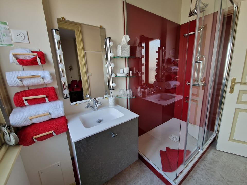 Classic Double Room, 1 Double Bed, Connecting Rooms, City View | Bathroom | Shower, rainfall showerhead, free toiletries, hair dryer