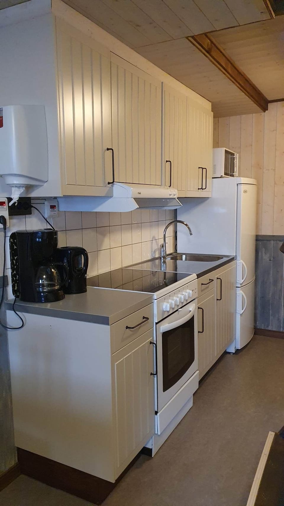 Coffee/tea maker, full-size fridge, oven, stovetop