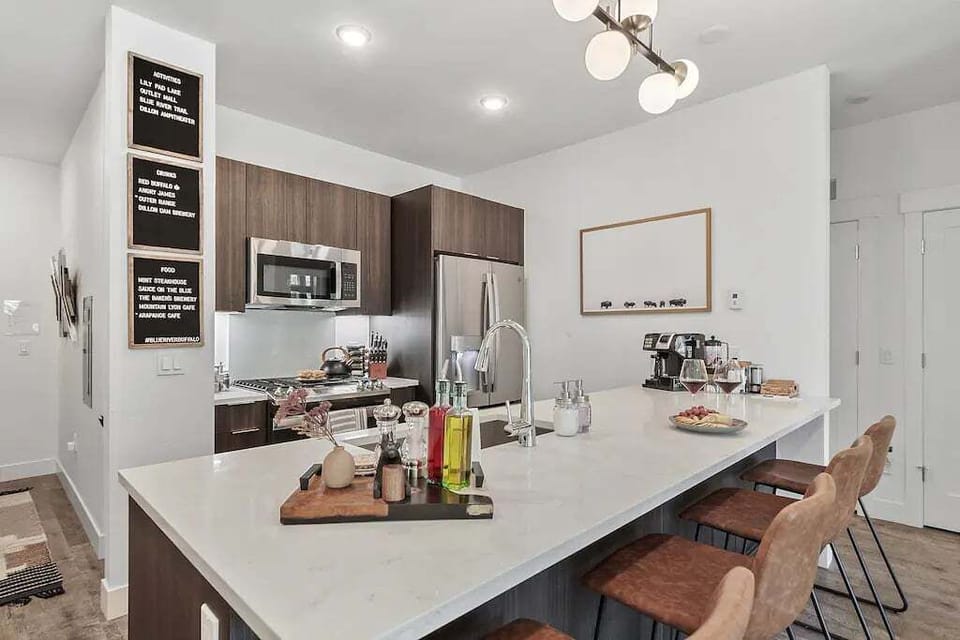 Home-Ready Kitchen — Fully stocked kitchen so you can cook with ease—pots, pans, tools, and the little essentials that make it feel like home. 🍳✨