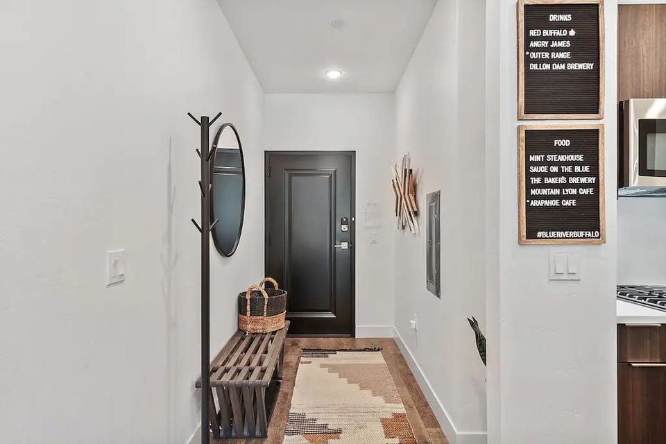 Easy Arrival — Convenient entry close to parking—quick unload, easy check-in, and more time to relax. 🧳✨