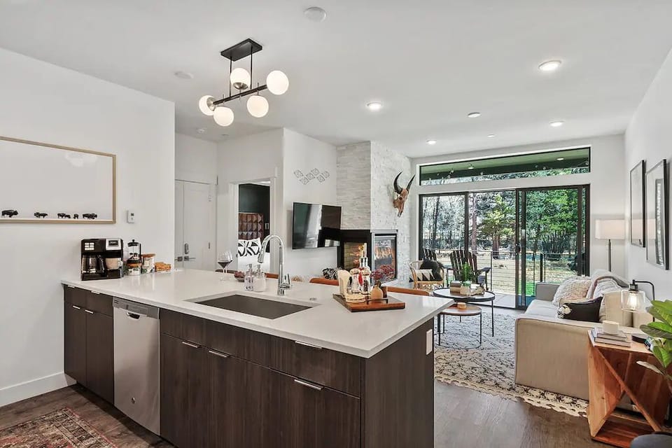 Bright & Open — Immaculate 1BR/1BA with an airy layout, natural light, and walk-out access to the river and paved path. ☀️🏞