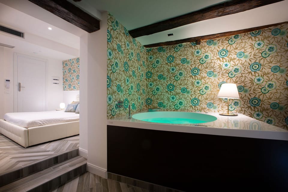 Luxury Suite | Desk, soundproofing, free WiFi