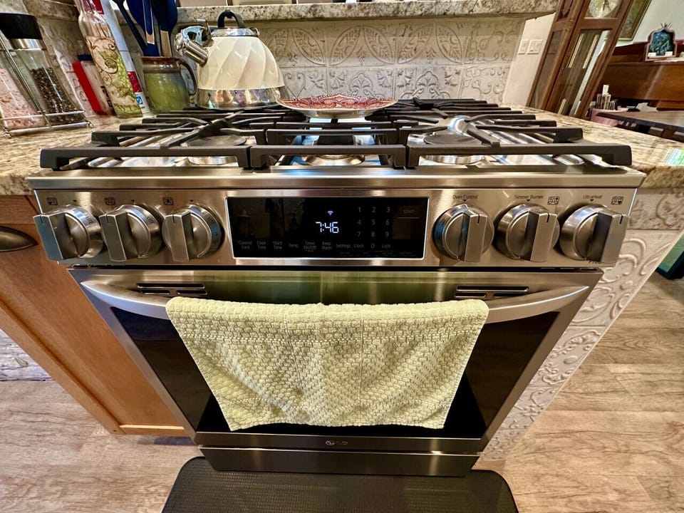 5-burner stove with Convection Oven and Air Fry