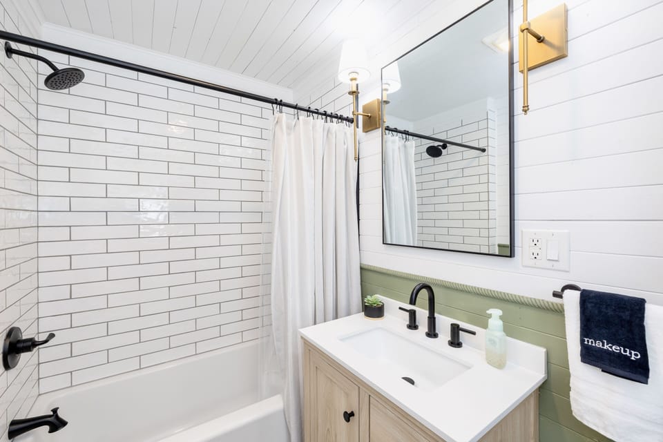 Full hall bathroom