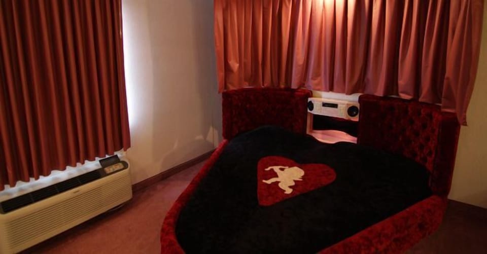 Blackout drapes, iron/ironing board, rollaway beds, free WiFi