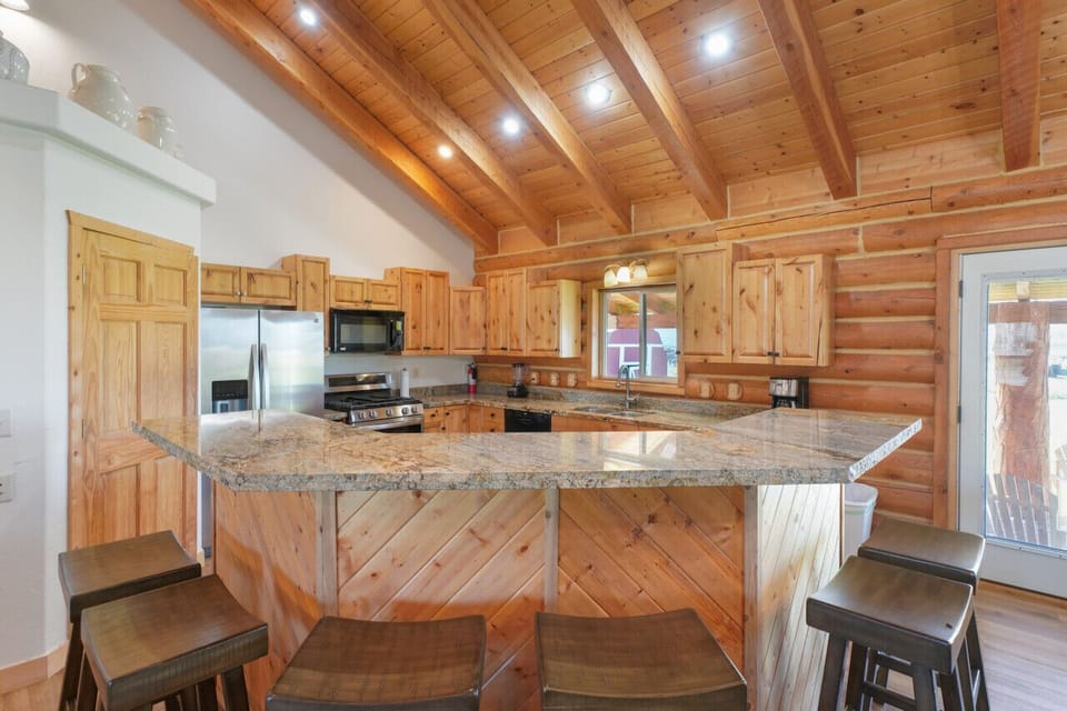 Fully appointed kitchen - coffee maker, blender, toaster, gas range, microwave