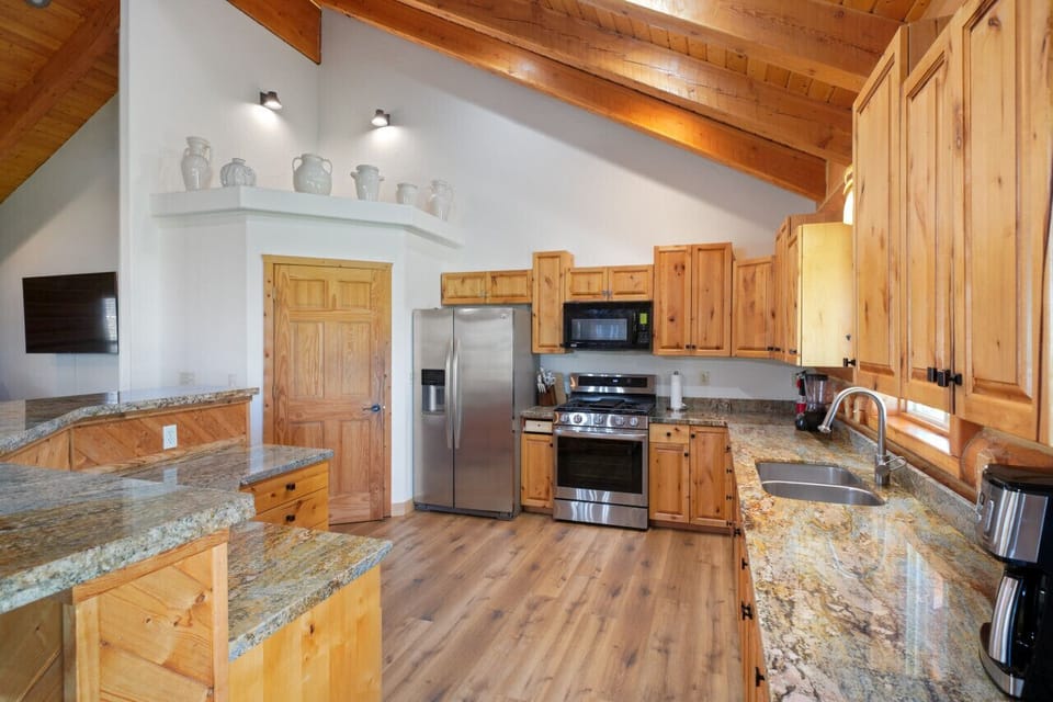 Fully appointed kitchen - coffee maker, blender, toaster, gas range, microwave