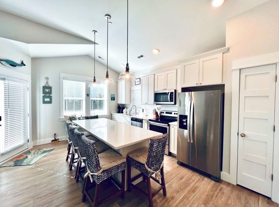 Grand Kitchen, Vaulted Ceiling, all Stainless Steel Apliances, Seating for 6
