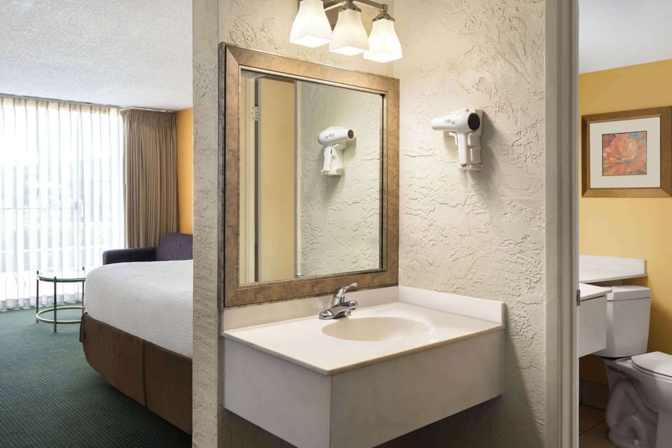 Combined shower/tub, free toiletries, hair dryer, towels