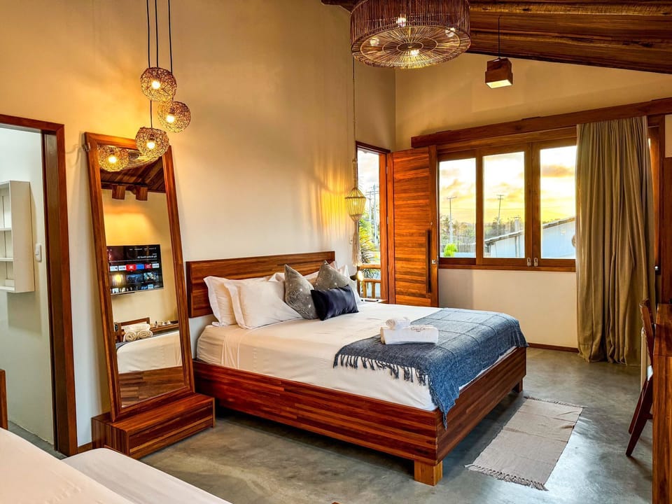 Luxury Room | Desk, laptop workspace, free WiFi