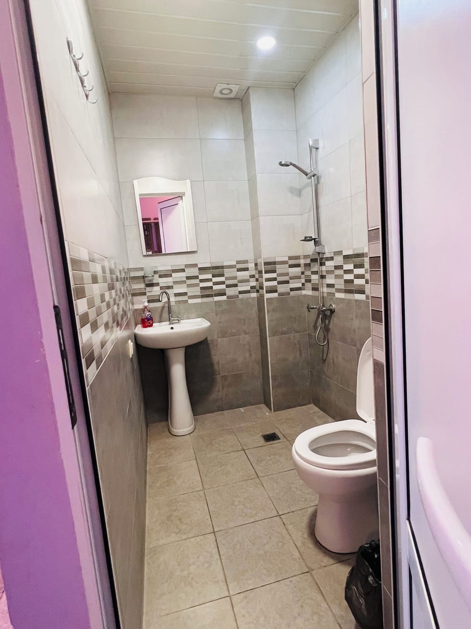 Standard Twin Room | Bathroom | Shower, hair dryer, slippers, towels