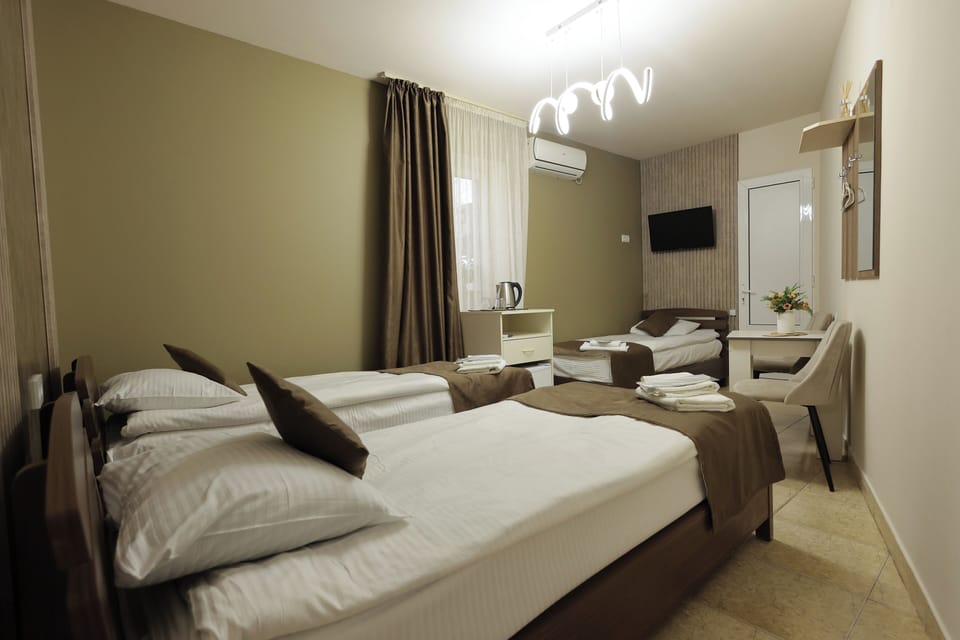 Elite Triple Room | Desk, blackout drapes, iron/ironing board, free WiFi