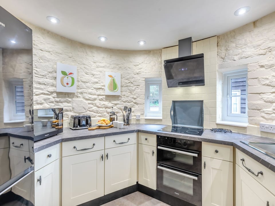 Kitchen | Whitewells Farm Cottages - Old Hop Kiln - Whitewells Farm, Ridgeway Cross, near Malvern