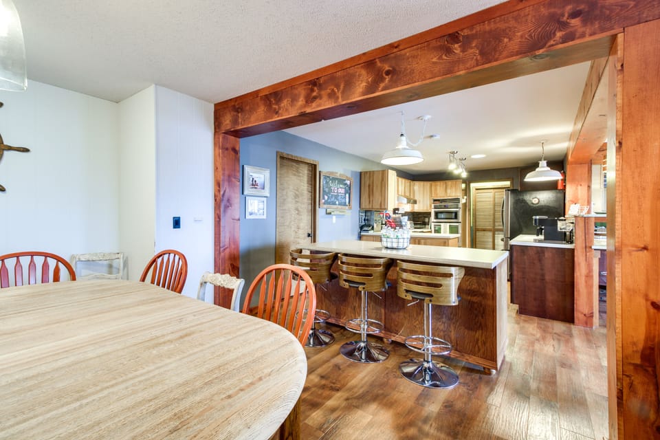 Dining Area | Breakfast Bar