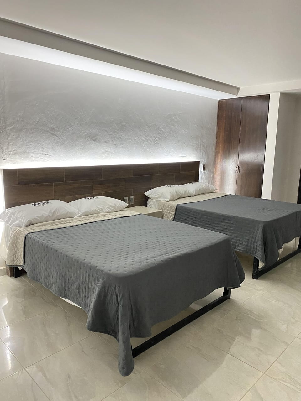 Family Room | In-room safe, WiFi (free), bed sheets
