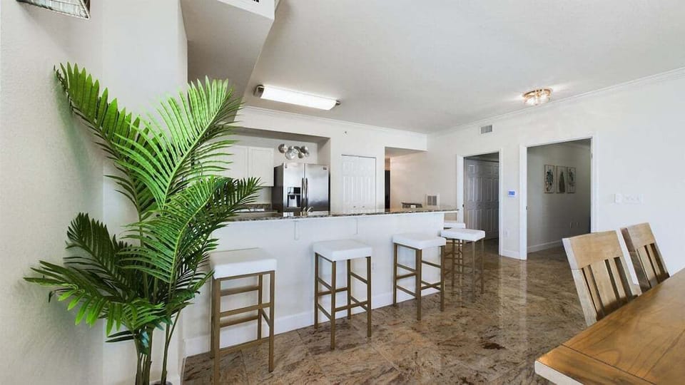 Full kitchen with breakfast bar