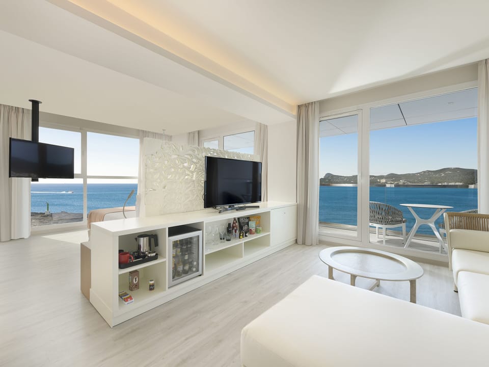 Minibar, in-room safe, WiFi (free), bed sheets