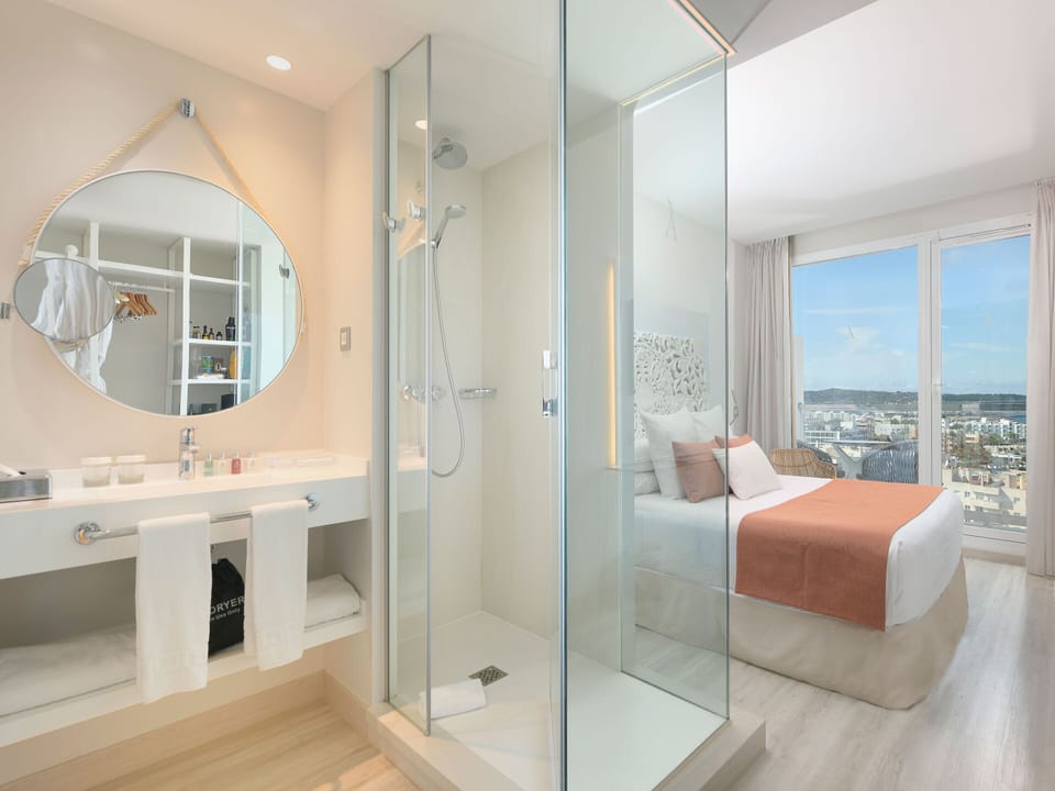 Minibar, in-room safe, WiFi (free), bed sheets