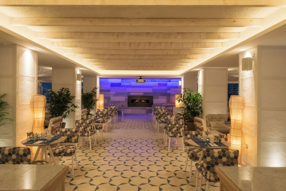 3 restaurants; breakfast, lunch, and dinner served