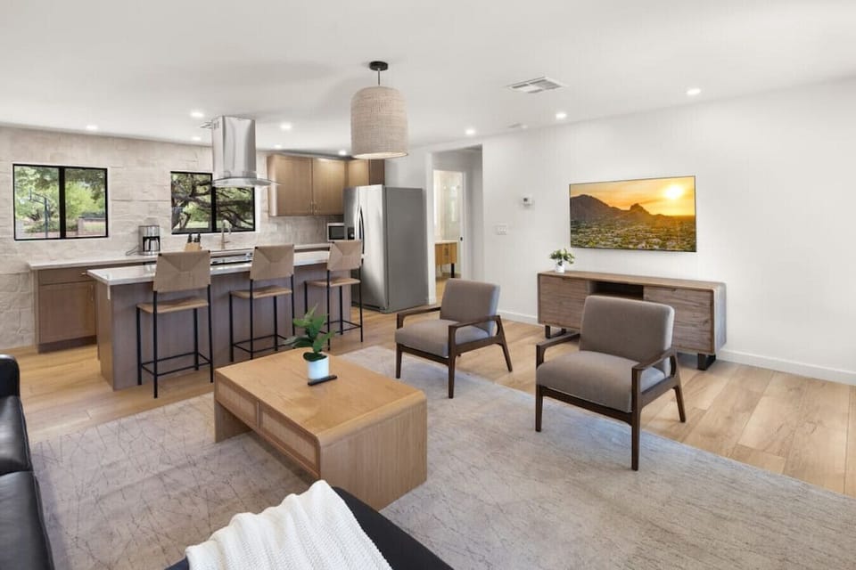[Guest House] Kitchen open to the living area