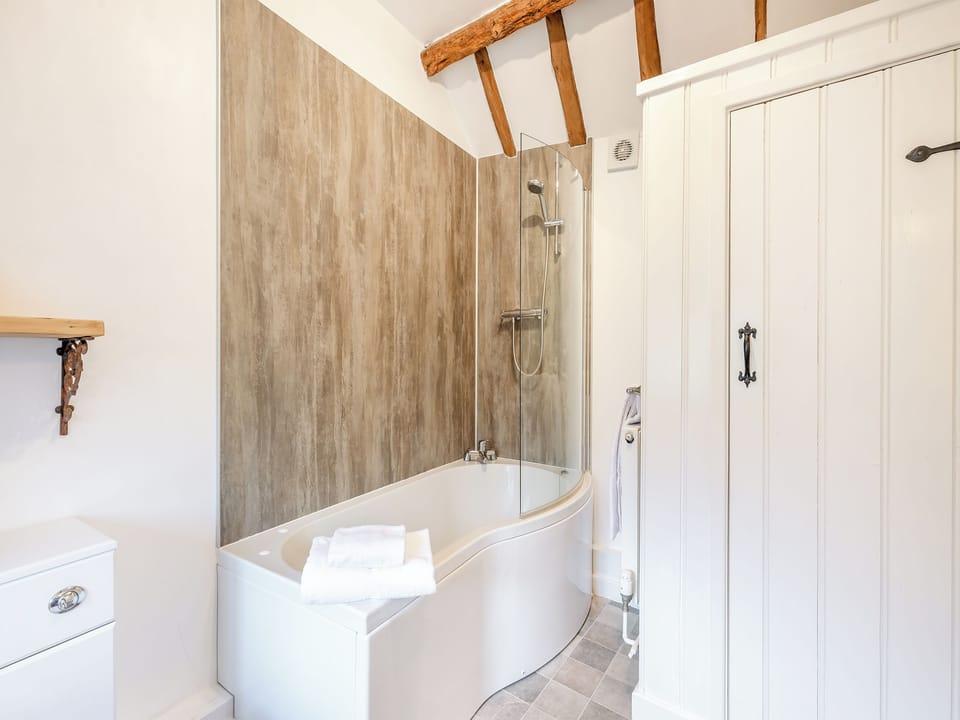 Bathroom | Whitewells Farm Cottages - Duck Pond - Whitewells Farm, Ridgeway Cross, near Malvern