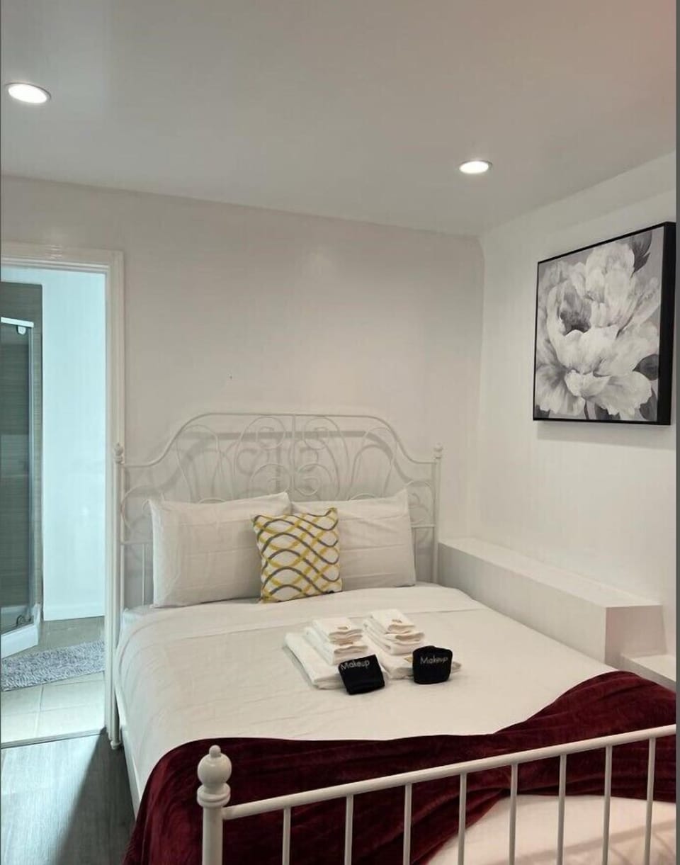 Deluxe Room | 1 bedroom, individually decorated, individually furnished, desk
