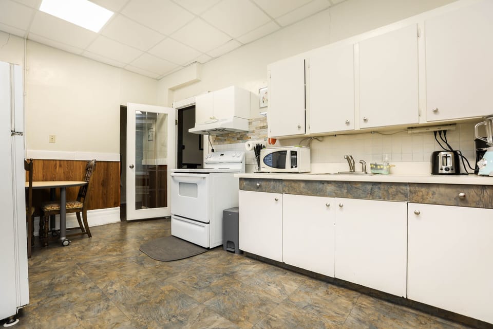 Kitchen cupboards and appliances in the hummingbird suite 