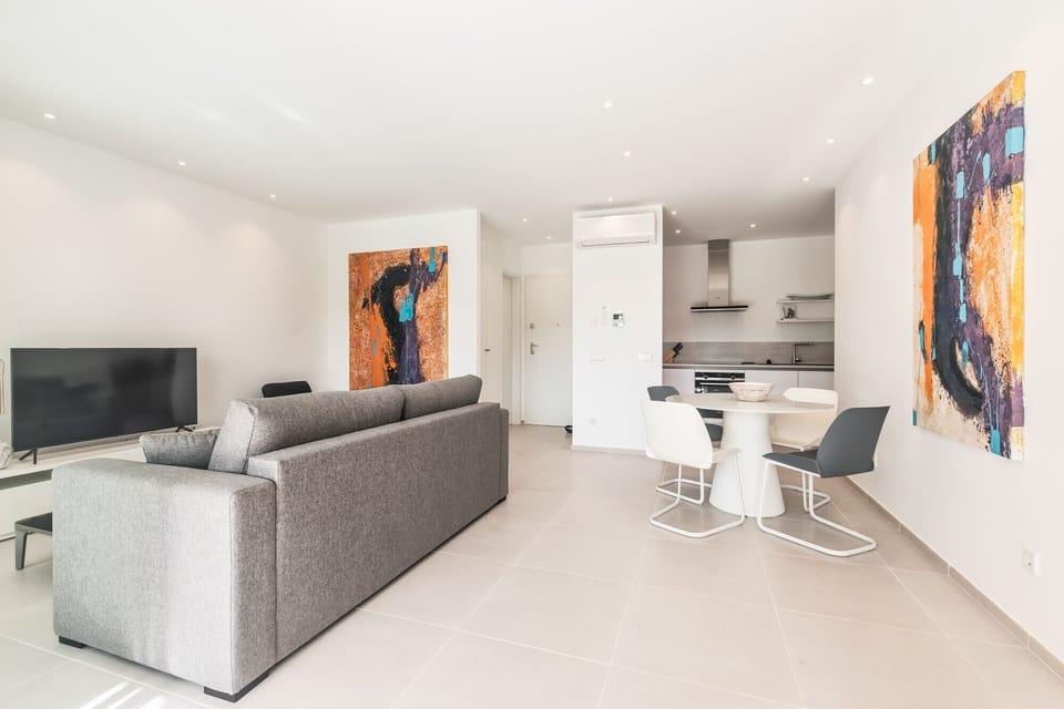 Beautiful spacious living room with dining room