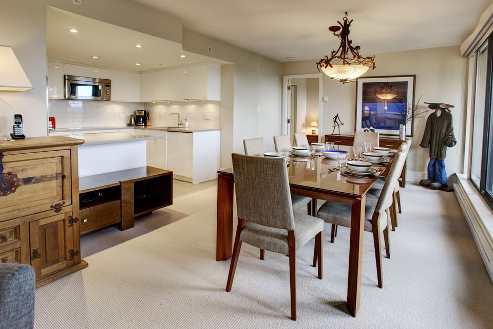 Large open concept dining room with ample seating, great natural light 