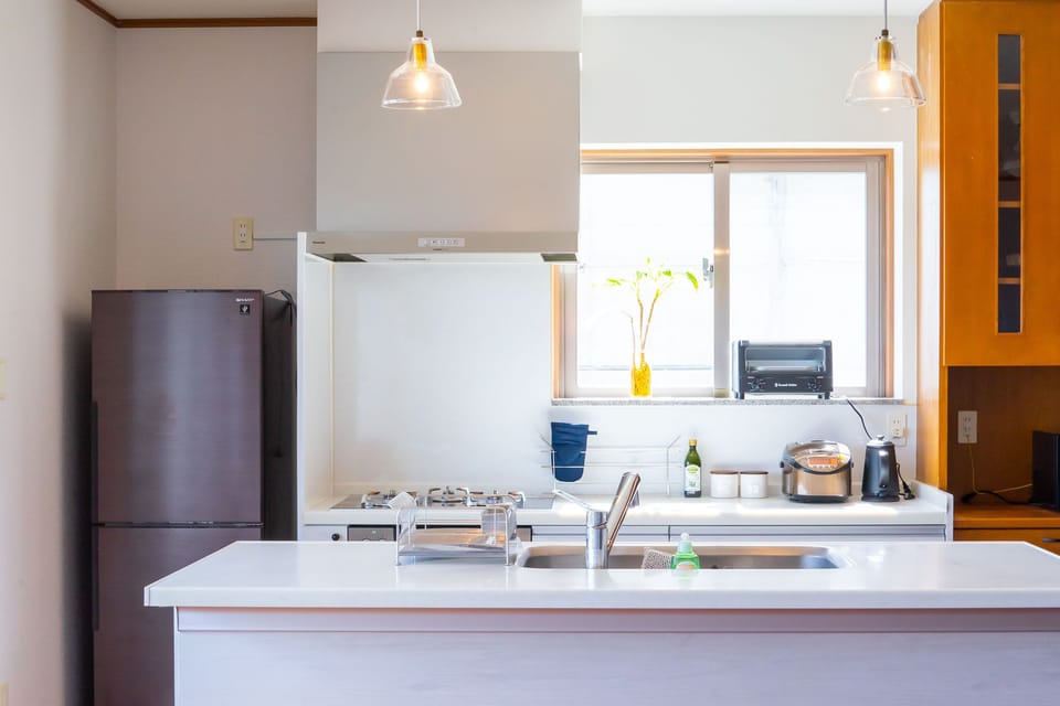 Basic House | Private kitchen | Toaster, freezer