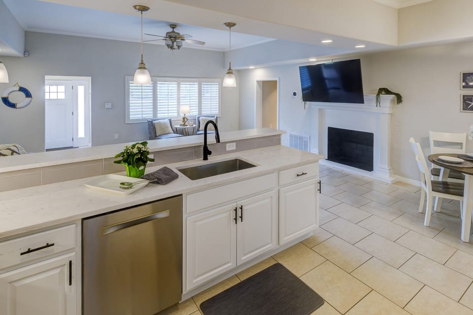 Dream kitchen with plenty of counter space for the entire group!