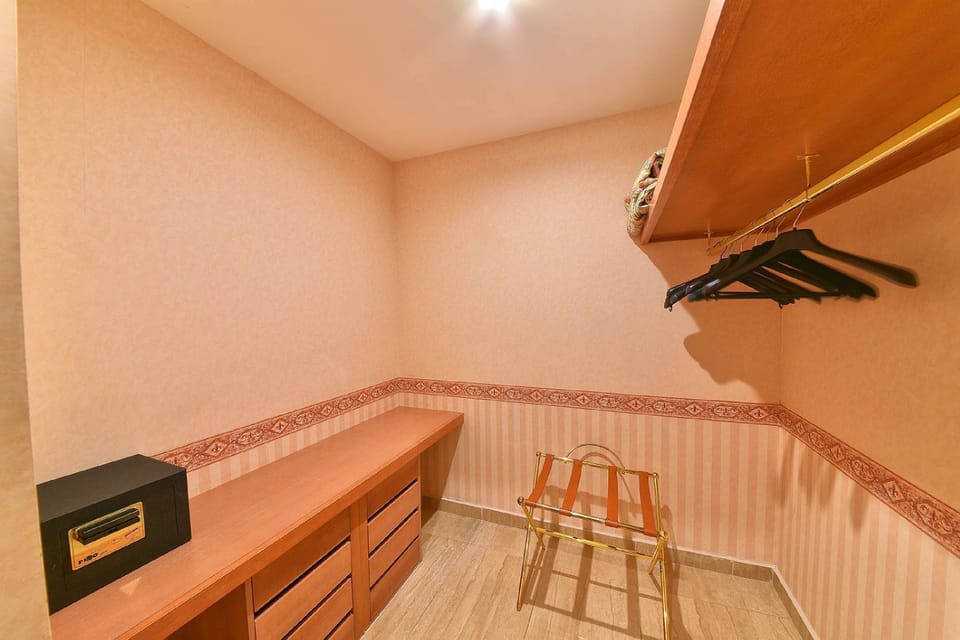 Junior Suite | Desk, individually decorated, individually furnished, bed sheets