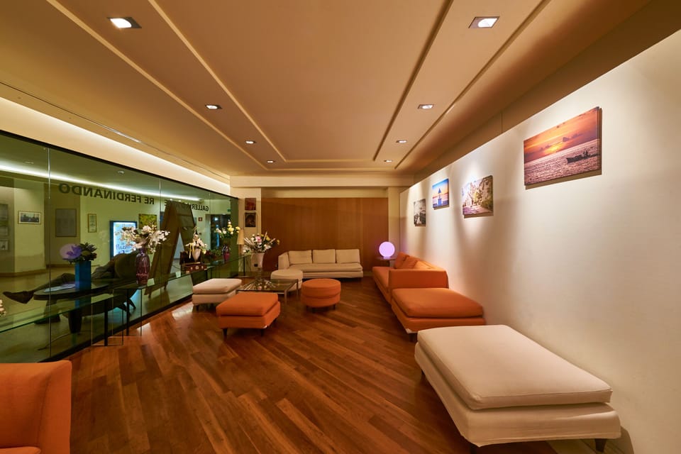 Lobby lounge