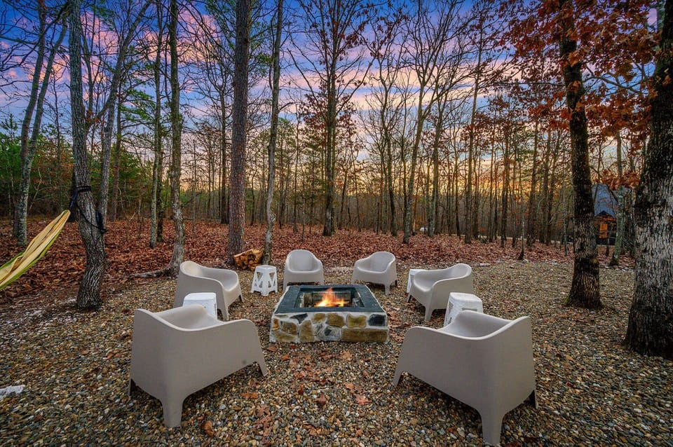 Firepit Retreat: Gather around the fire and enjoy starlit evenings amidst nature's embrace!