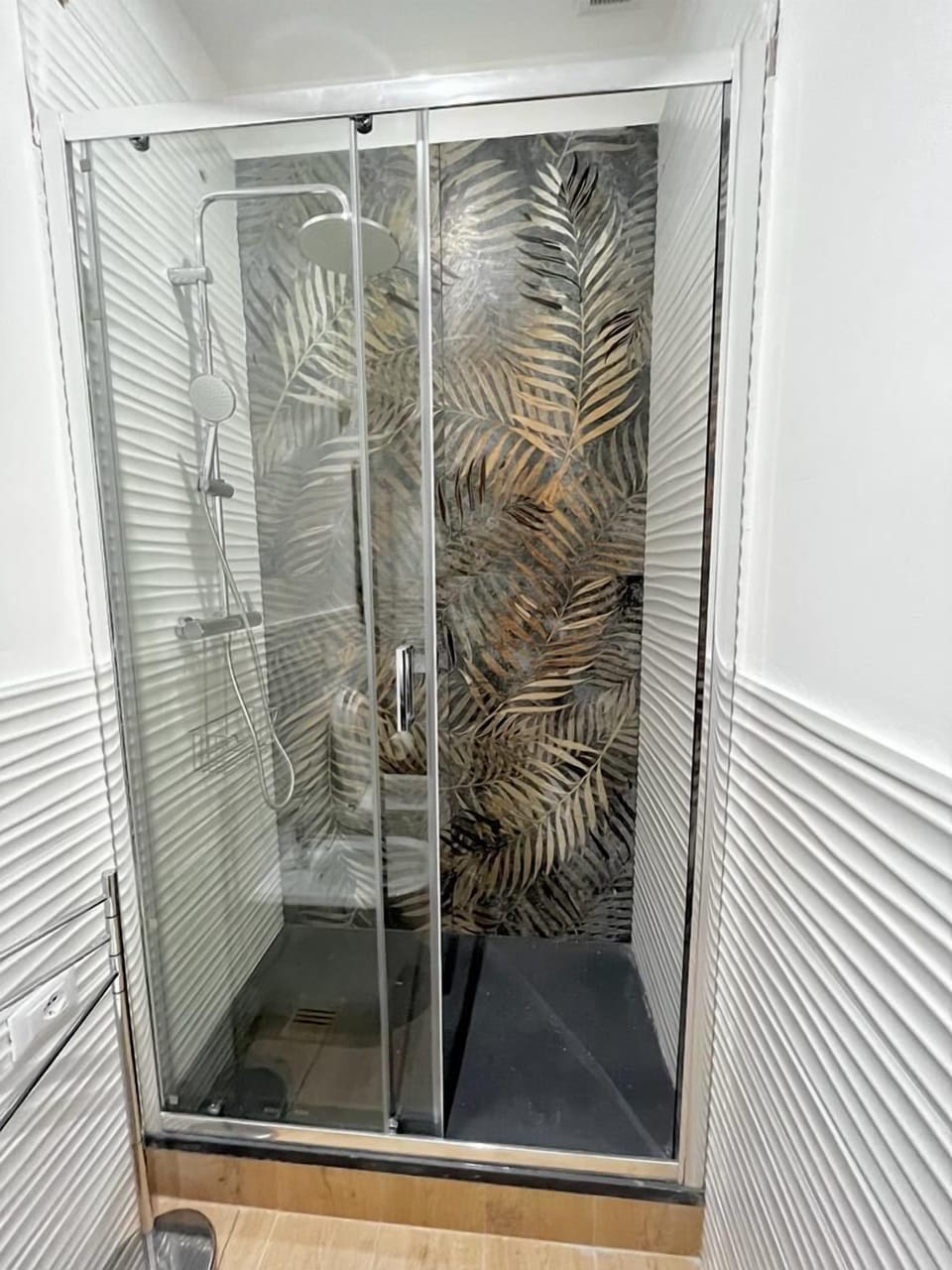 Family Apartment | Bathroom | Free toiletries, hair dryer, bidet, towels