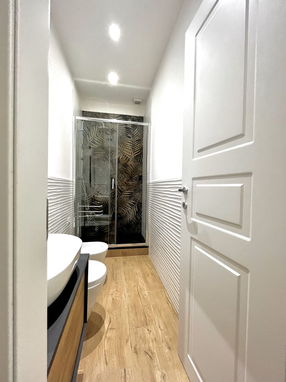 Family Apartment | Bathroom | Free toiletries, hair dryer, bidet, towels