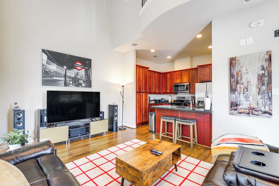 Living Room | 1st Floor | Central Air Conditioning | Smart TV