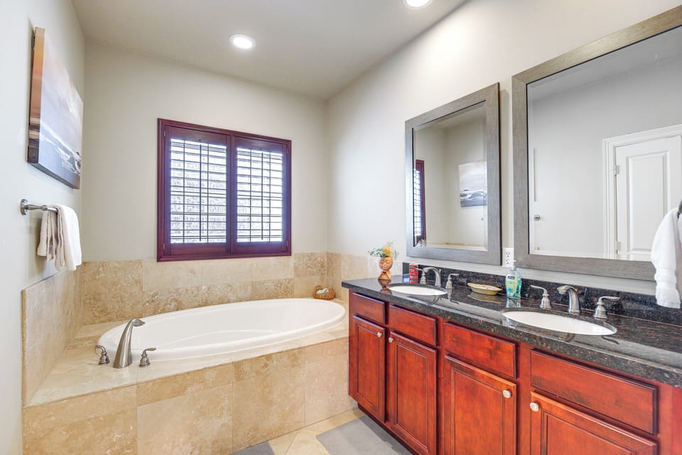 Full Bathroom | 3rd Floor | Complimentary Toiletries