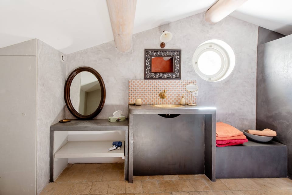Room (Jasmin) | Bathroom | Free toiletries, bathrobes, towels