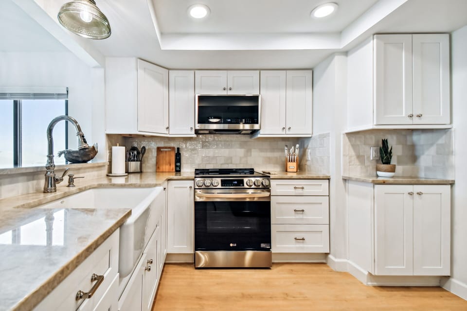 Fully-stocked kitchen with brand new stainless steel appliances!